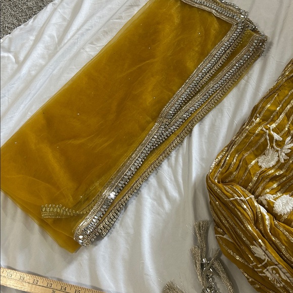 Lehenga charnyia choli yellow white gold. Net Duppatta
Pearls, sequins size L - Picture 17 of 17